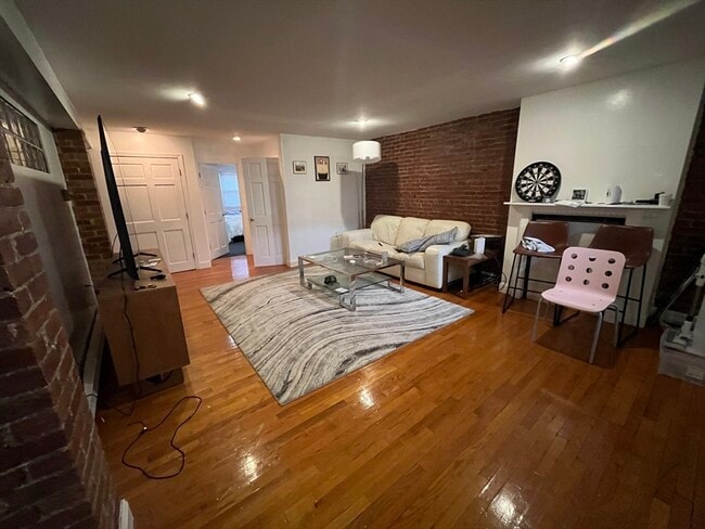 Building Photo - 915 Beacon St