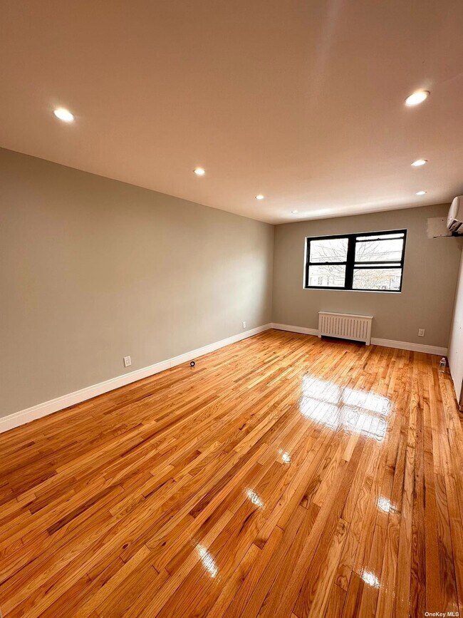 Foto del edificio - 64-11 60th Pl