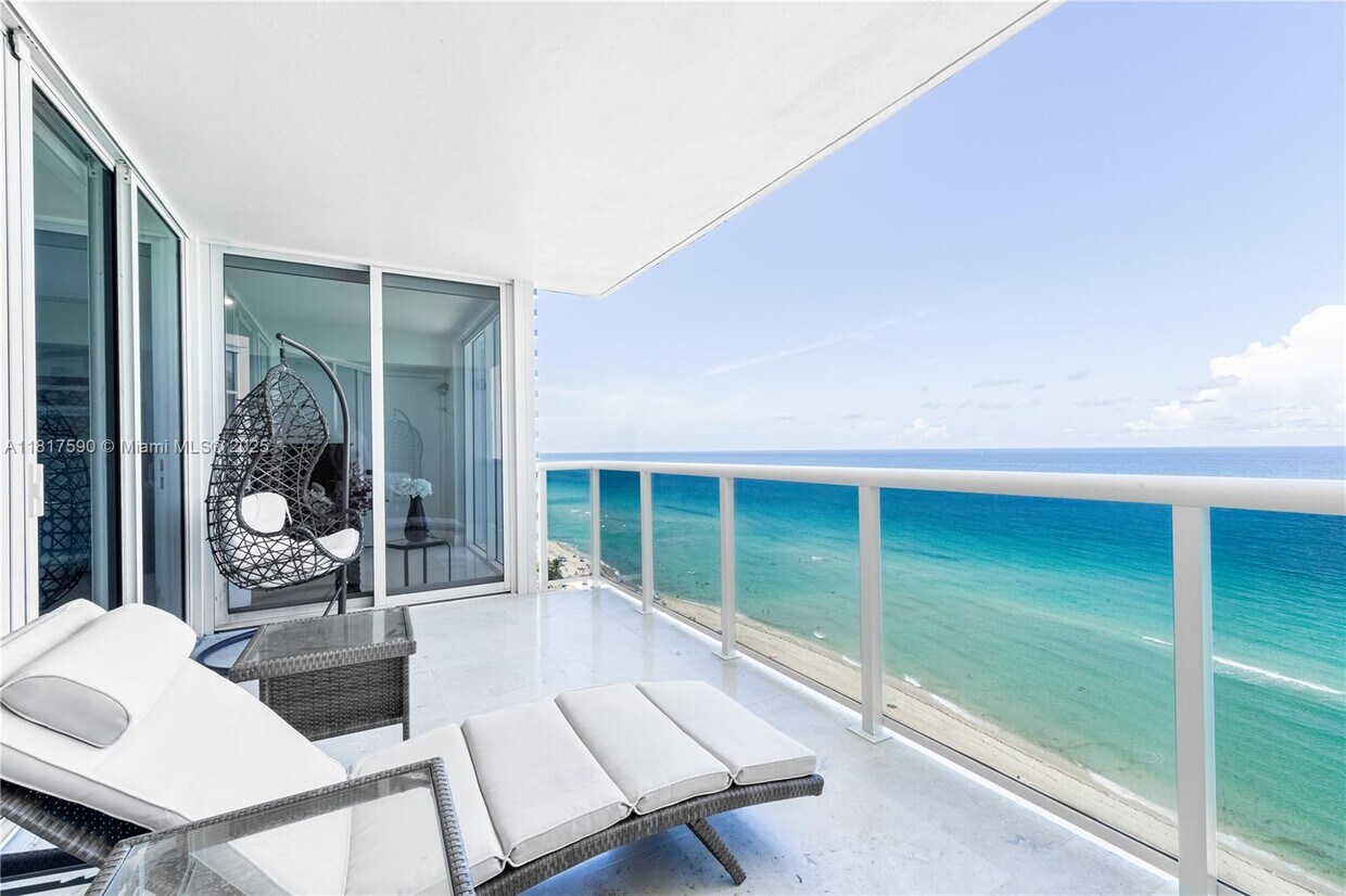 Primary Photo - 19111 Collins Ave
