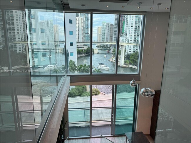 Foto del edificio - 350 S Miami Ave