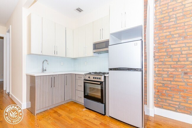Foto del edificio - 18-61-61 Menahan St