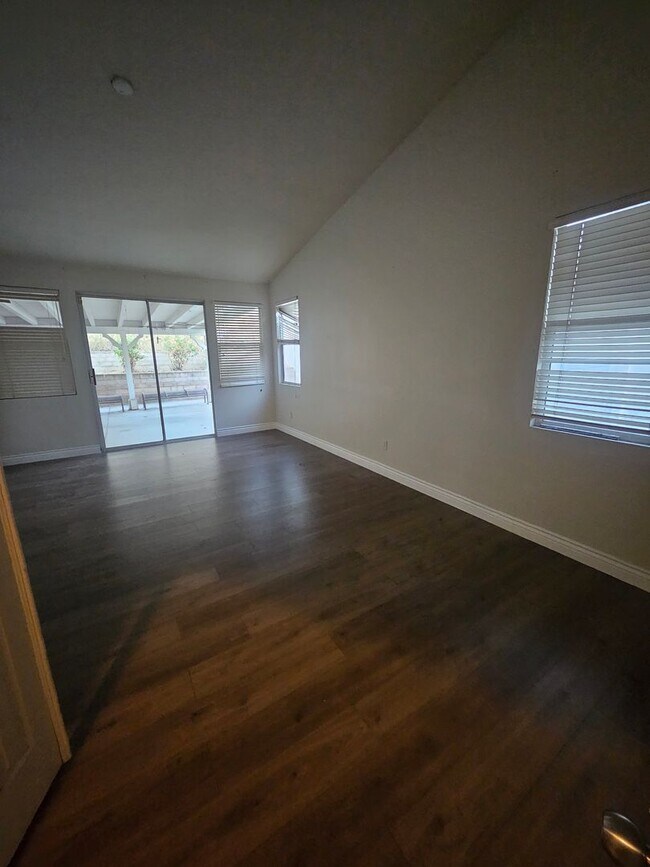 Building Photo - Spacious South Corona Home!