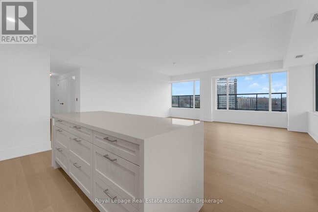 Building Photo - 259 The Kingsway