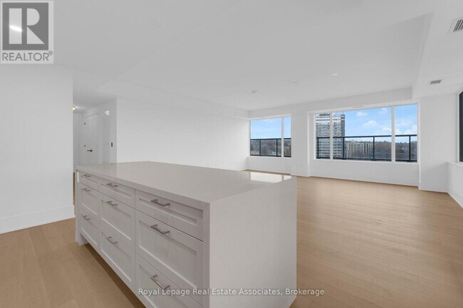 Photo du bâtiment - 259 The Kingsway