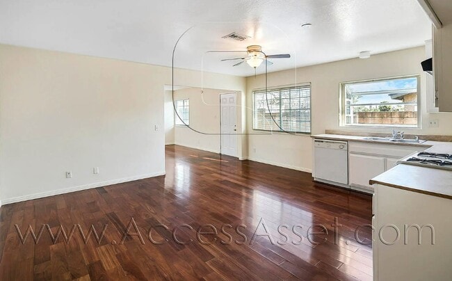 Building Photo - Lovely Single Story 4 Bed/2 Bath Home In R...