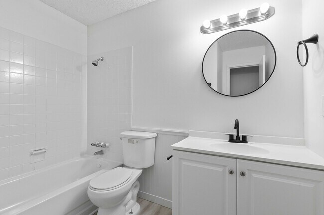 Foto del edificio - Recently updated apartments near to shoppi...