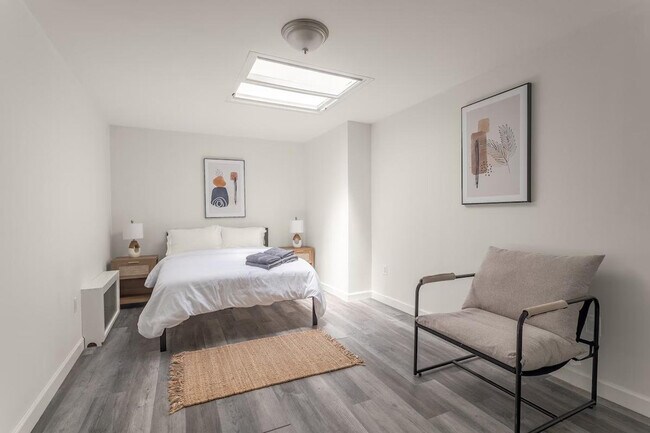 Building Photo - 218 E 104th St