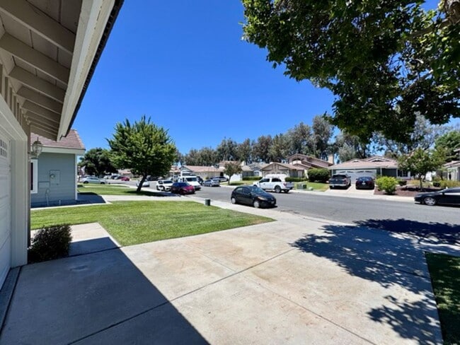 Building Photo - Spacious 3 Bedroom Home with High Ceilings...