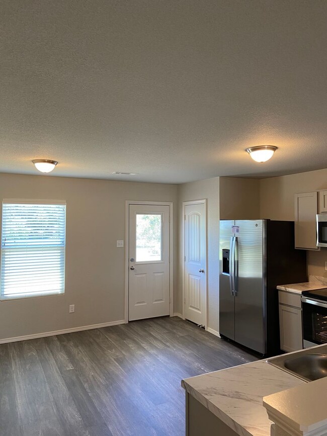 Foto del edificio - *PRE-LEASING* Four Bedroom | Two Bath Home...