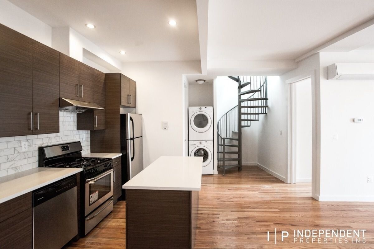 Primary Photo - 502 Leonard St