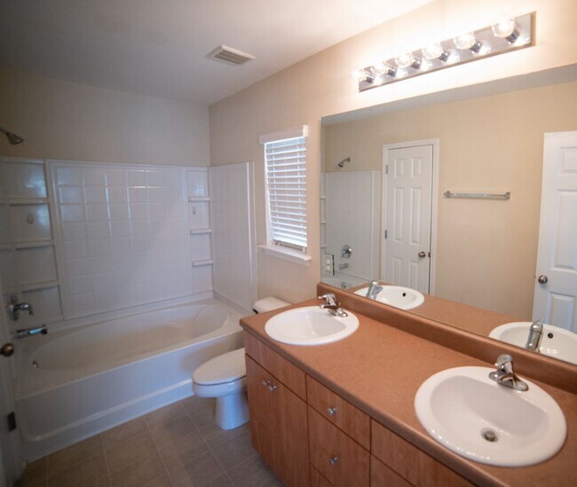 Foto del edificio - 3 bed 2 bath