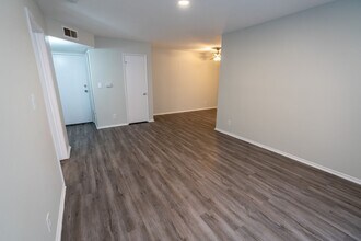 Interior Photo - 314 South Manhattan Place