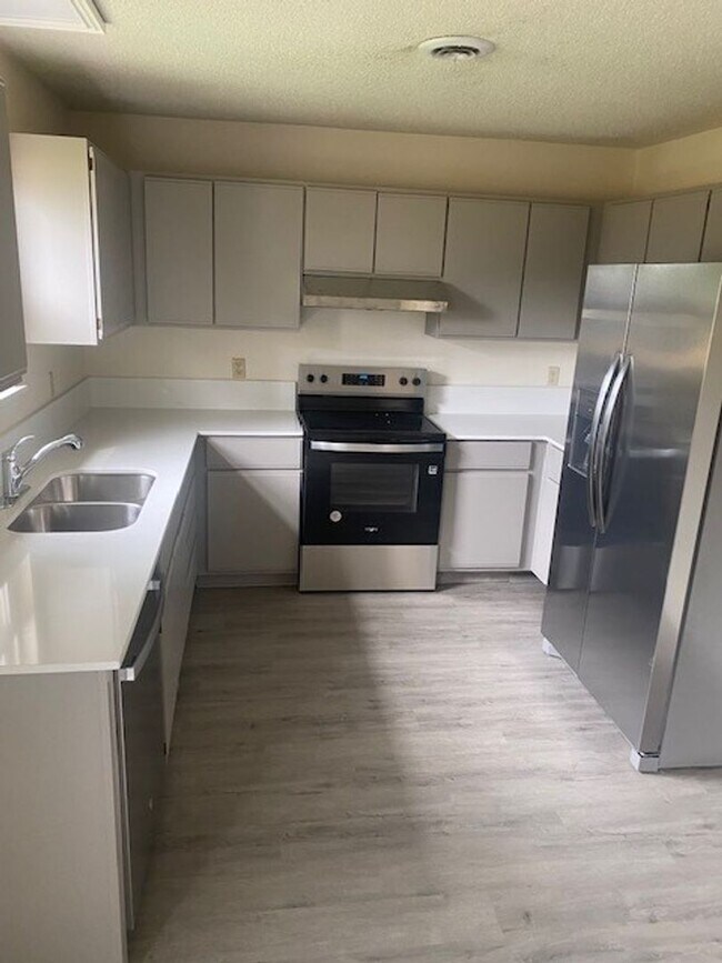 Building Photo - Remodeled 2 bed 1 bath in Fayetteville, 1 ...