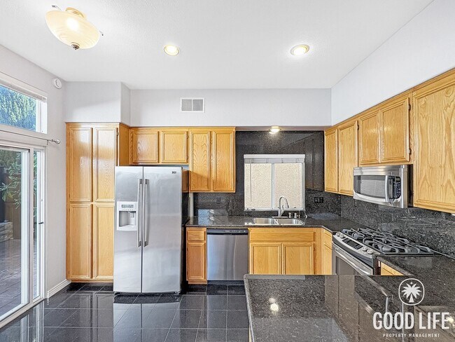 Foto del edificio - Spacious 4BR Home in Central Mira Mesa