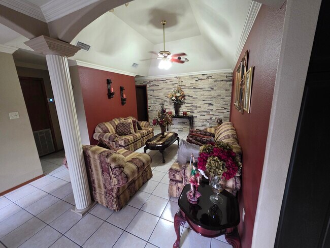 Totalmente amueblado - 209 La Silla Dr