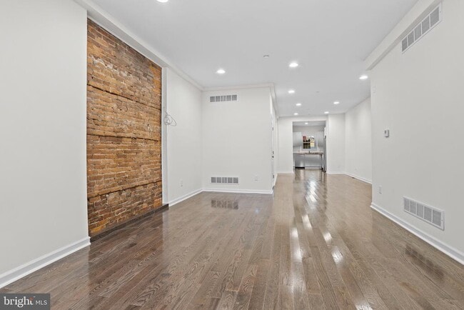 Building Photo - 819 11th Ave