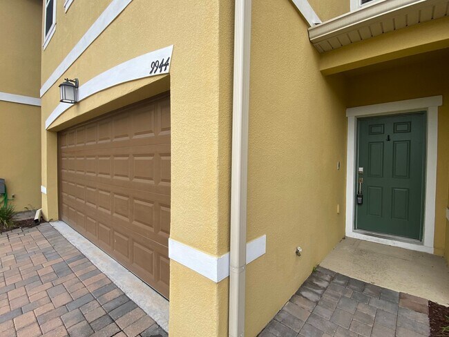 Building Photo - 3BD/2.5BA Townhome in Econ Trails Near Val...