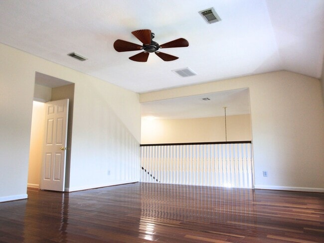 Building Photo - 203 Green Cedar Dr