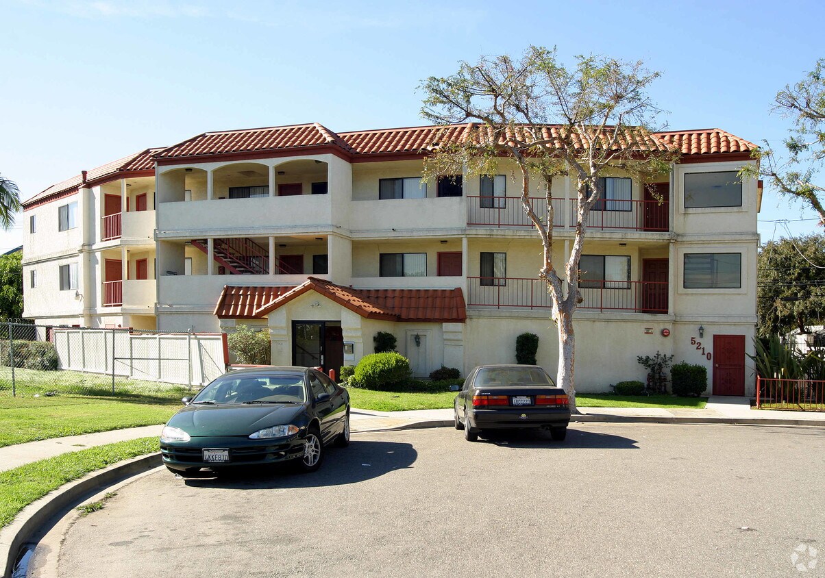 Foto principal - 5210 W 93rd St