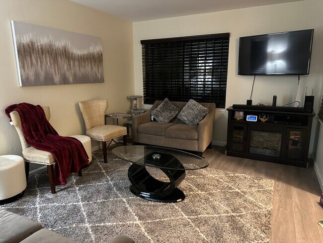 Foto del edificio - 9690 Elmview Dr