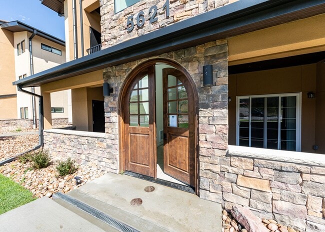 Building Photo - Fully Furnished 2 bedroom Apartment with g...