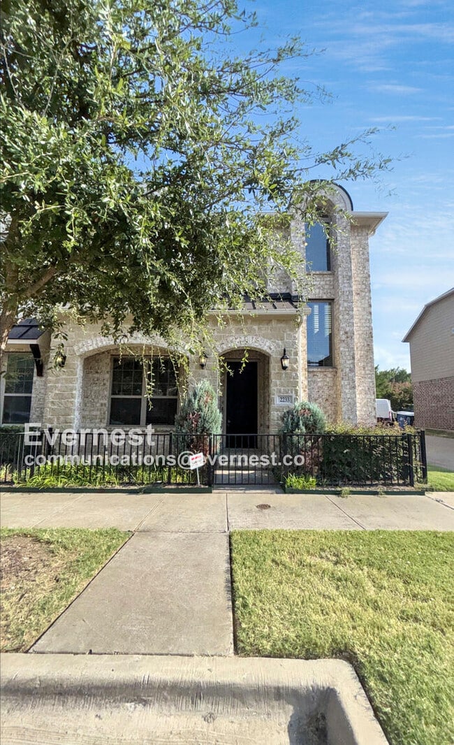 Building Photo - 2233 Zenith Ave
