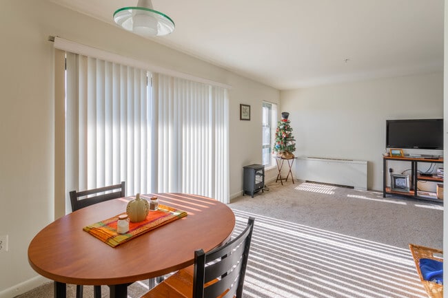 2 BR, 1 BA - 960 SF Plus - Arbor College Park Apartments