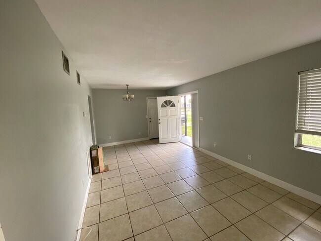 Foto del edificio - Three bedrooms one bath Deltona