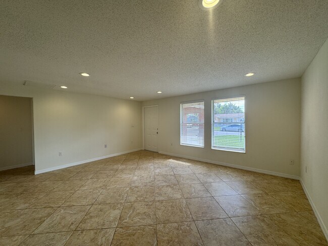 Building Photo - 129 Algiers Dr