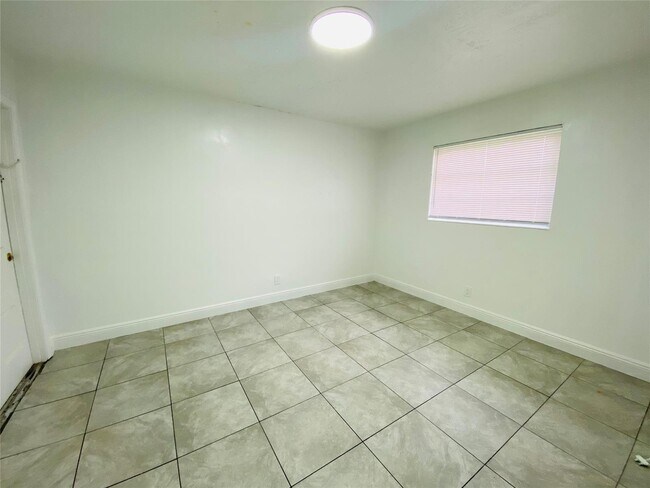 Foto del edificio - 5920 NW 16th Pl