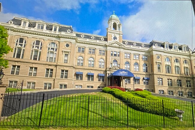 Historic neighborhood, excellent location - 803 E 6th St