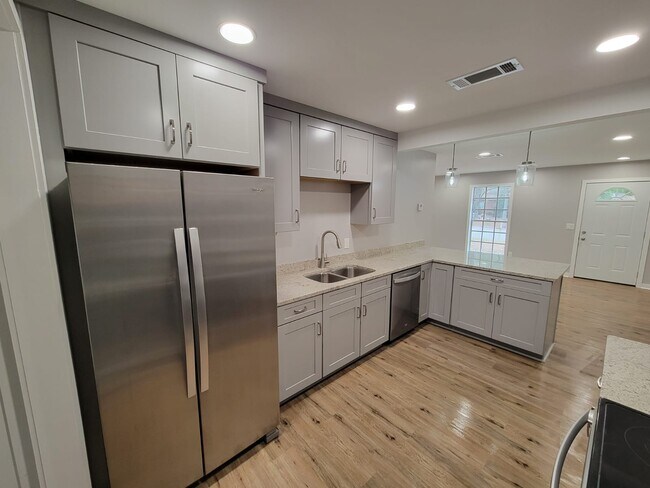 Building Photo - 922 E Magnolia Ave