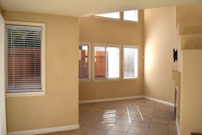 Building Photo - 3 Bedroom 2.5 Bath 2 Story Home- Scripps R...