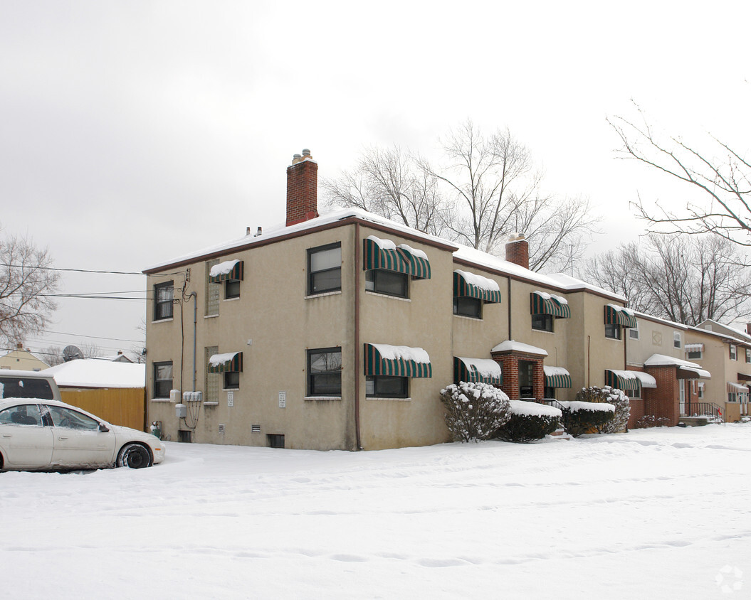 Building Photo - 452 Wrexham Ave