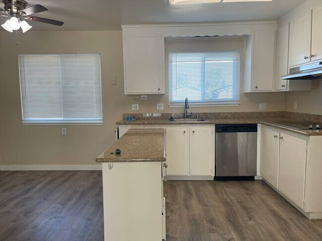 Building Photo - Concord Beautiful 3 bedroom 2 bath home, 1...