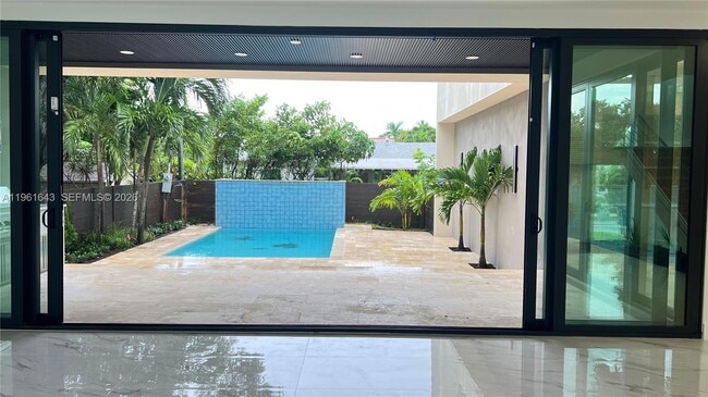 Foto del edificio - 1700 NE 18th St