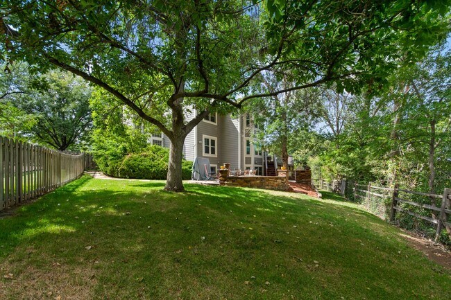 Foto del edificio - Executive home in Littleton next to Horses...