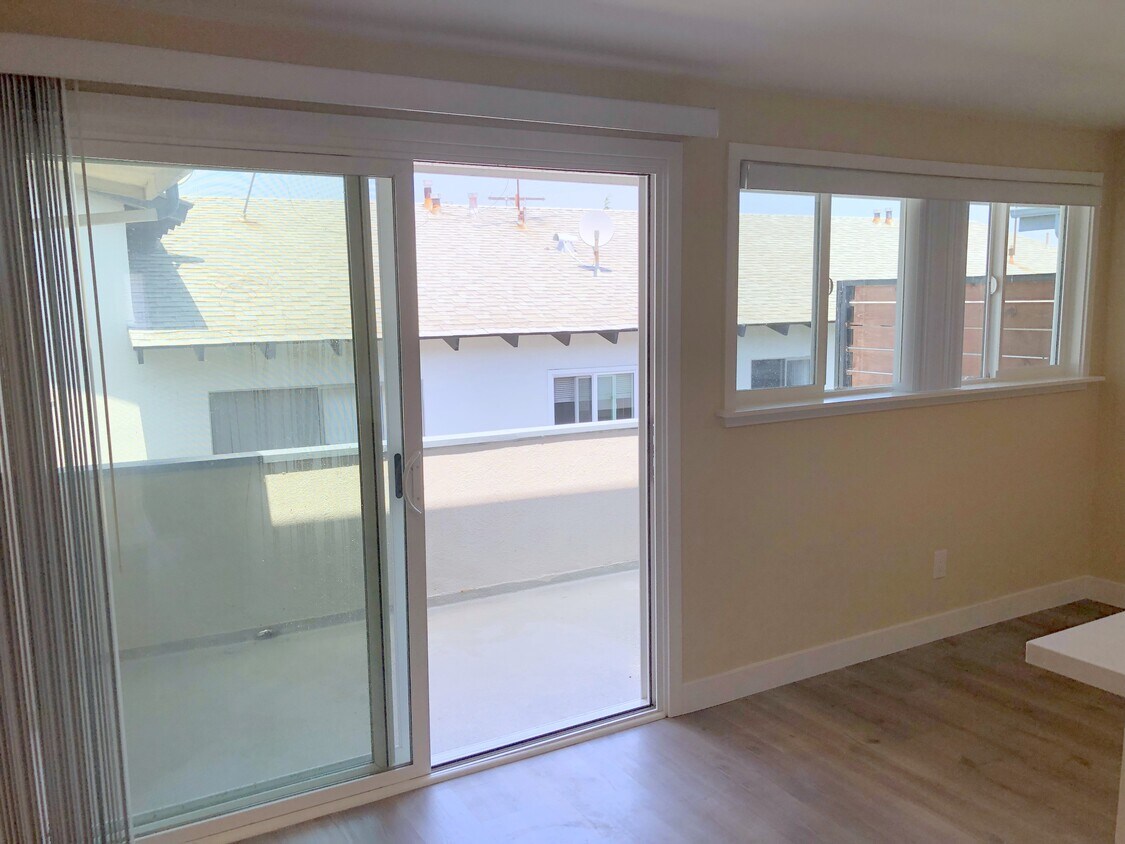 Attached Balcony - 419 Avenue G