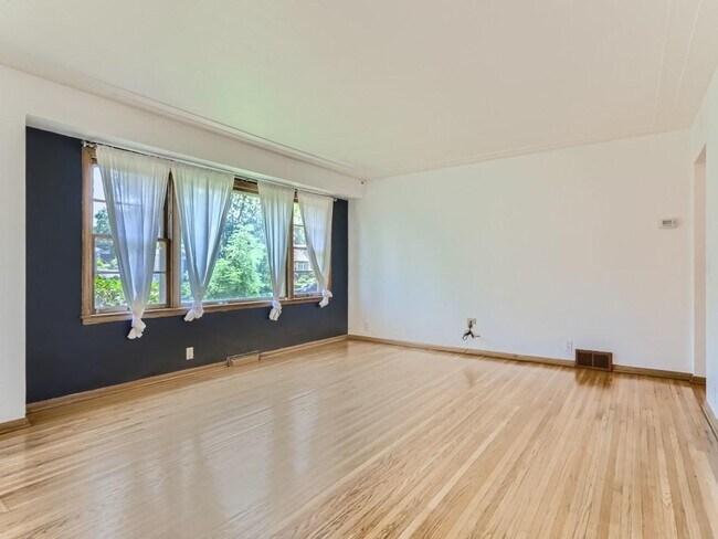 Foto del edificio - 5024 Beard Ave S