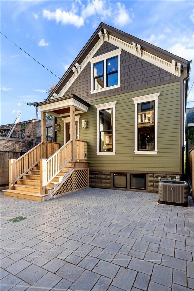 Building Photo - 1747 W Cornelia Ave