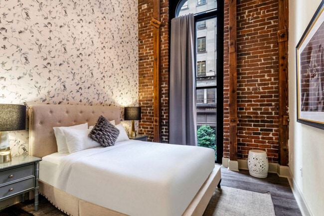 Building Photo - 30 Baronne St