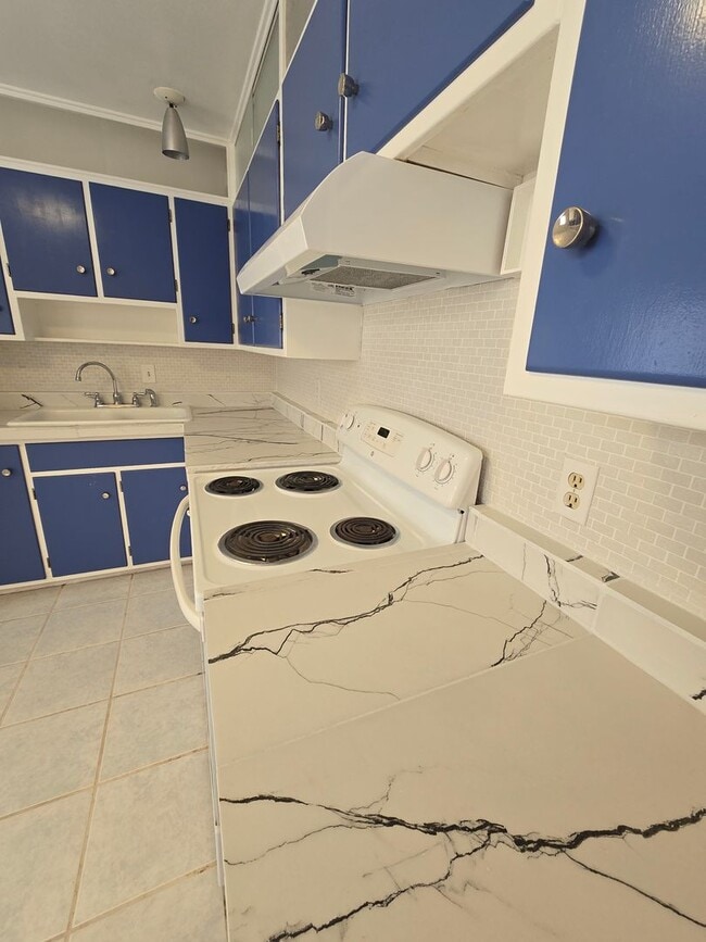 Foto del edificio - COMING SOON- 3 bedrooms for $1300