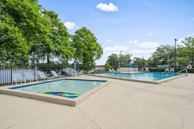 Foto del edificio - 8825 Butternut Blvd