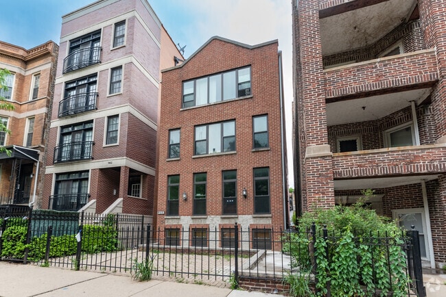 Building Photo - 900 W Roscoe St