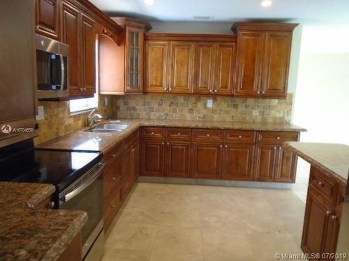 Foto del edificio - 881 NW 132nd Pl