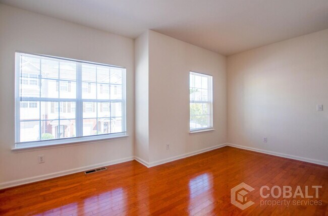Foto del edificio - 6823 Blackstone Pl