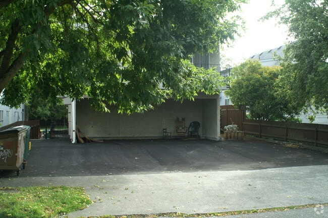  - 539 NE Ravenna Blvd