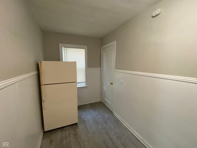 Building Photo - 1462 N Gladstone Ave