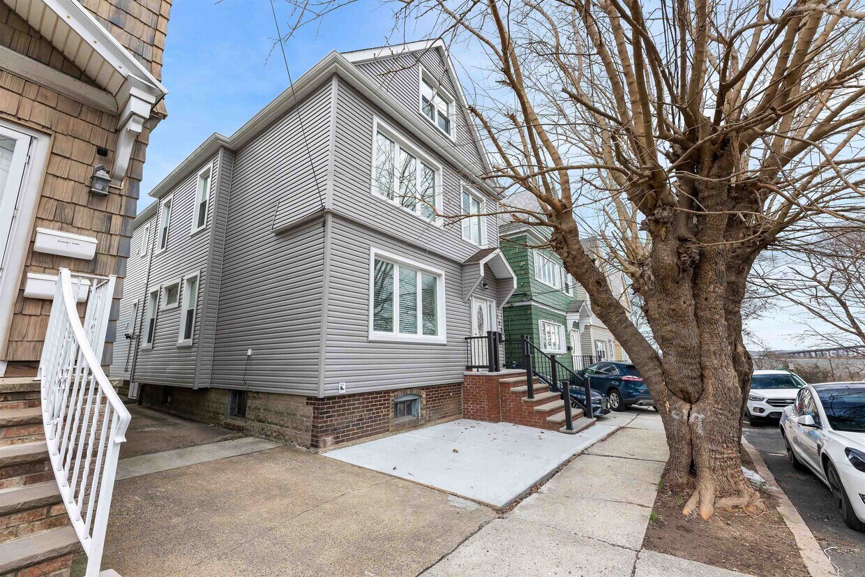 Primary Photo - 184 W 49th St