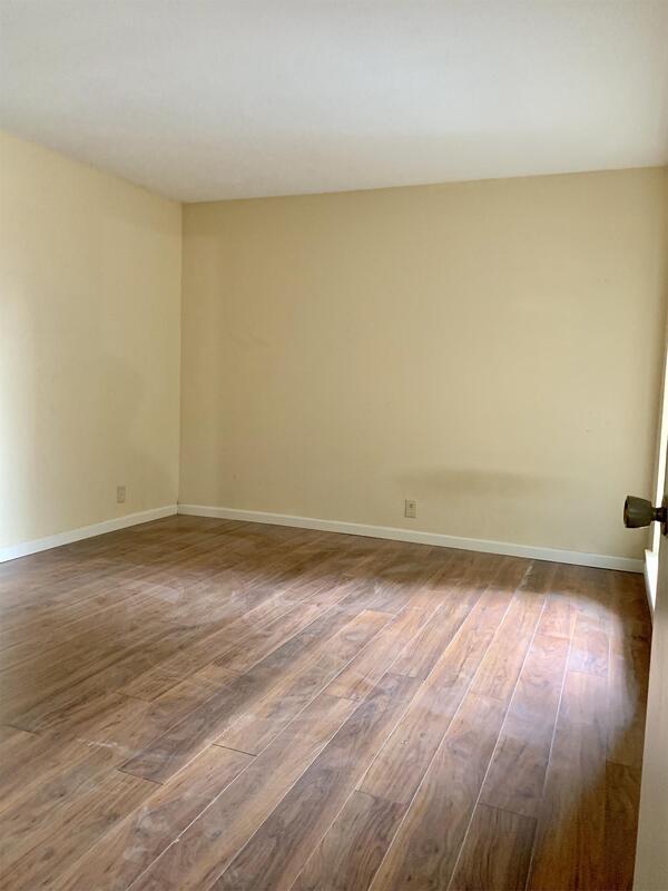 Foto del edificio - 1859 Poplar Woods Cir W